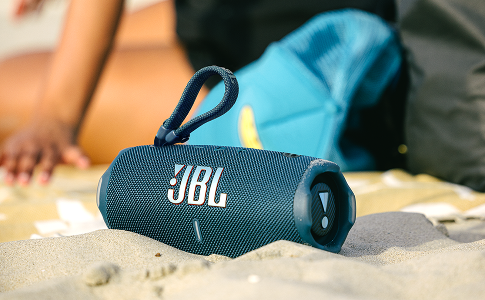 Fotografía referencial; puede variar del modelo exacto JBL Charge 6 Altavoz Bluetooth Portátil Azul — fotografía referencial